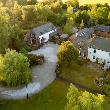 Feriehus Daisy Cottage, Dalston, Peaceful, Rural Setting With Garden & Hot Tub *