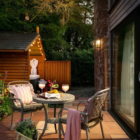 Feriehus Daisy Cottage, Dalston, Peaceful, Rural Setting With Garden & Hot Tub