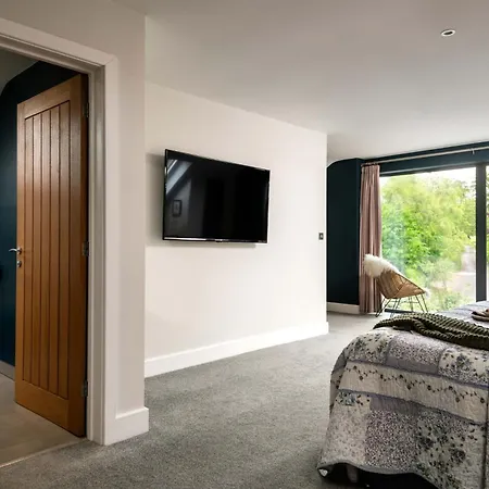 Feriehus Daisy Cottage, Dalston, Peaceful, Rural Setting With Garden & Hot Tub *